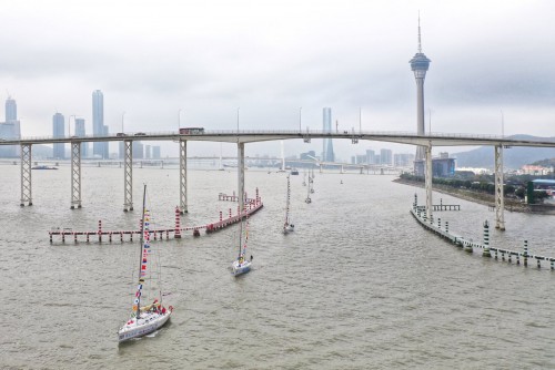 Spectacular fleet parade