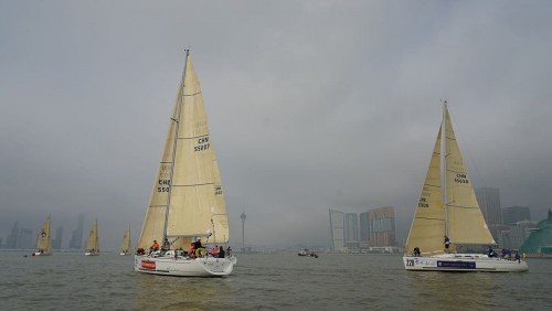 賽前進行大型帆船海上巡遊活動