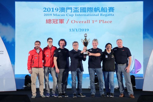 潘永權頒發澳門盃總冠軍獎盃予符騰堡帆船俱樂部隊