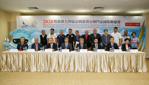 Group photo of guests with team captains